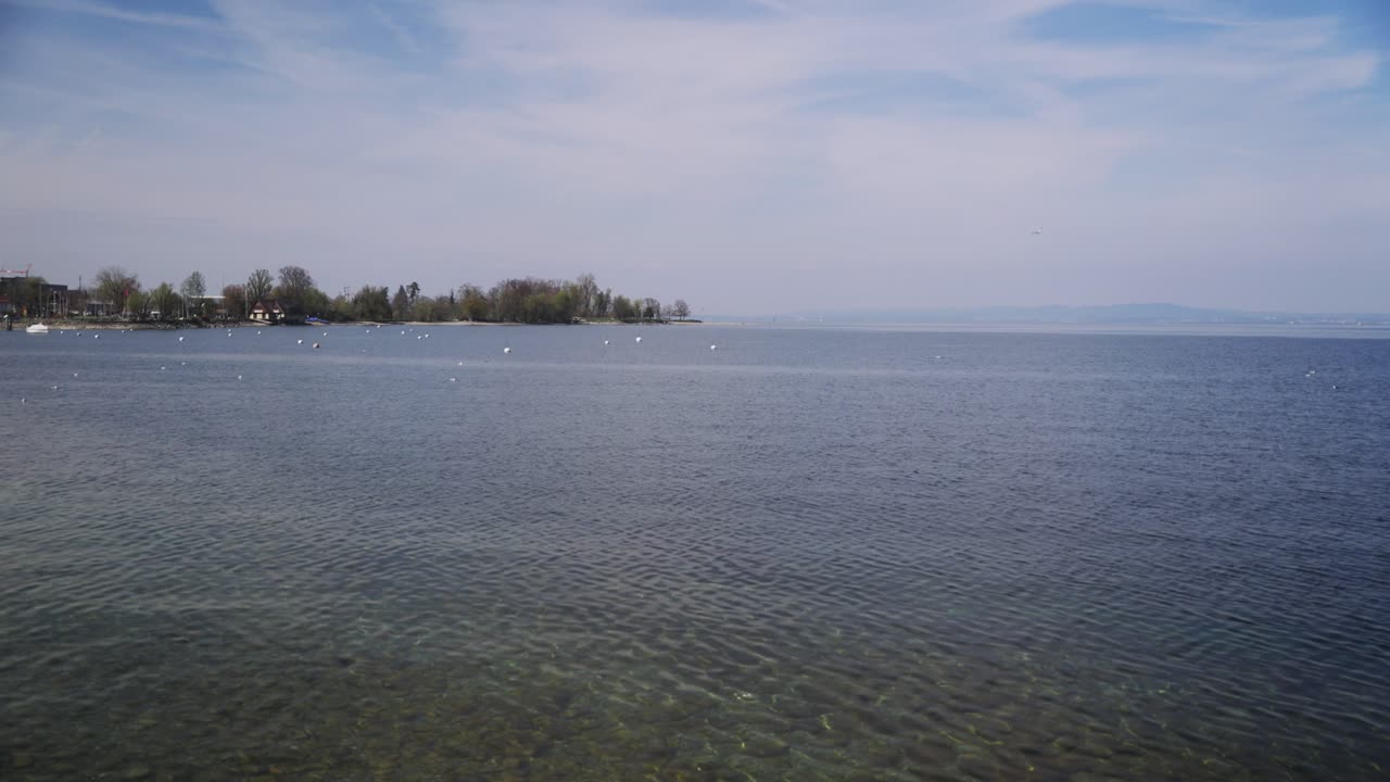 자갈 해변의 작은 파도