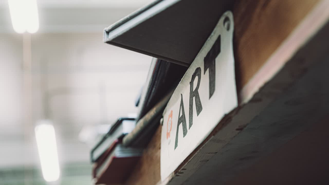 marcador de papel hecho a mano tinta signo de categoría de arte dentro de la librería de literatura de propiedad local bipoc negocio de tienda