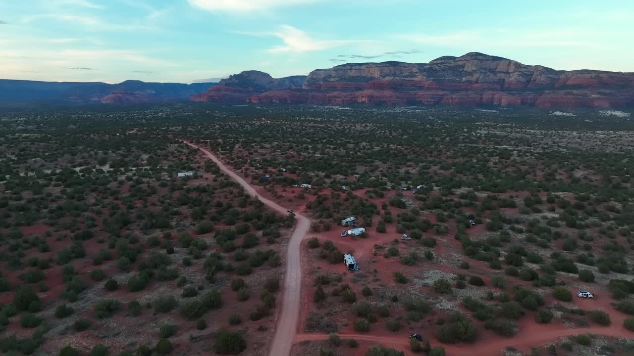 sobrevolar vehículos y autocaravanas en arbustos salvajes en los desiertos de sedona, arizona