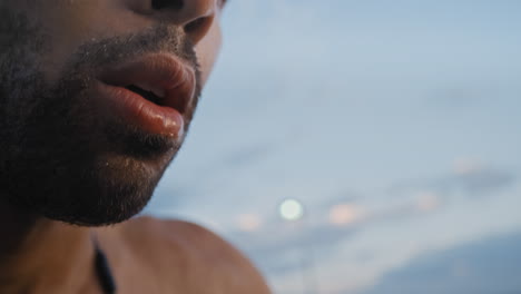 cansado, respirando y la cara de un hombre al aire libre