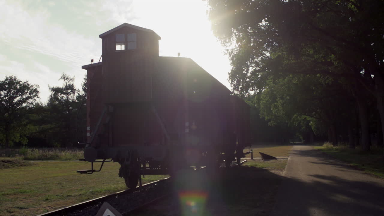 햇빛이 사용되는 나치 수용소의 마차 열차