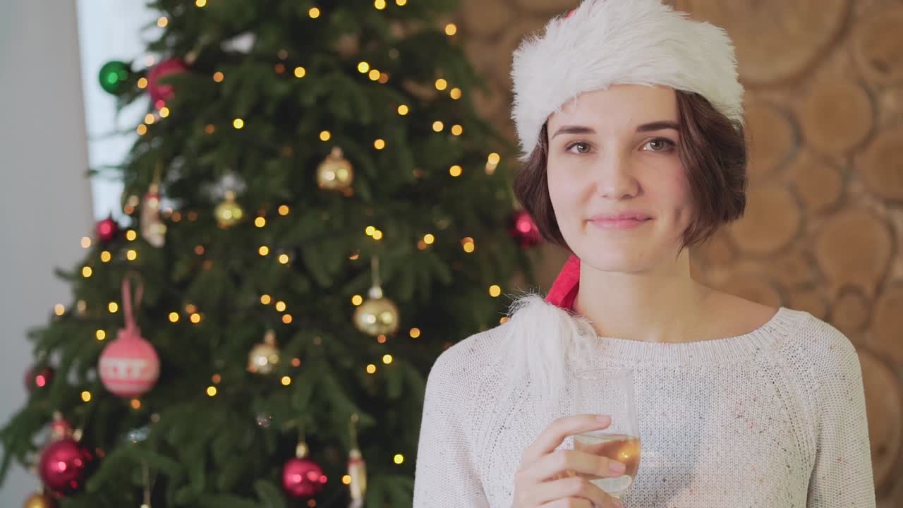 페인 으로 크리스마스 를 축하 하는 여자