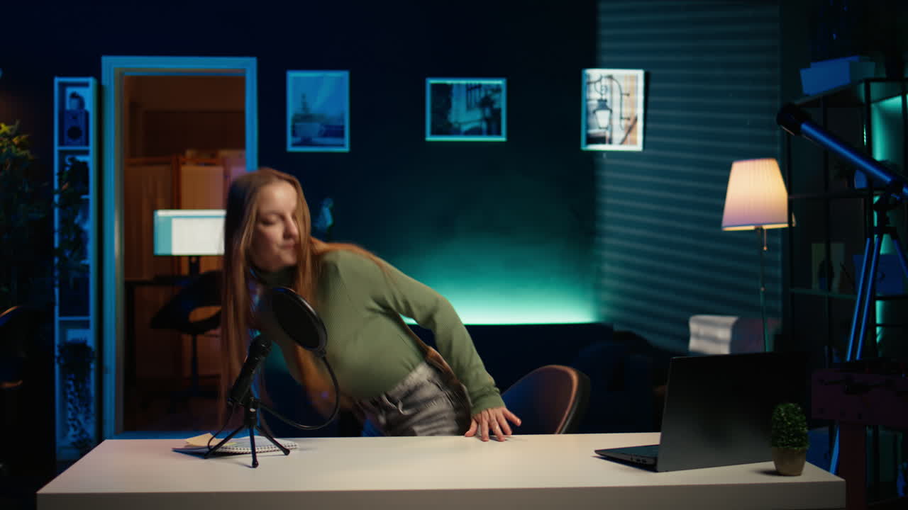 미소 짓는 인플루언서가 스튜디오에 들어와 블로그를 녹음합니다.