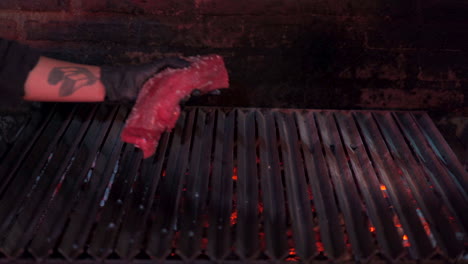 poner carne cruda en la parrilla chef de barbacoa