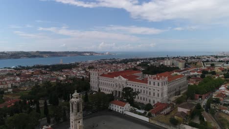 Atemberaubende-Aussicht-Auf-Lissabon-Und-Den-Fluss-Tejo