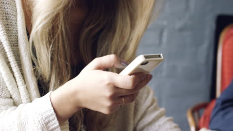 Freunde-Hängen-Mit-Digitalem-Tablet-Touchscreen-Im-Café-Herum