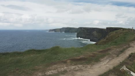 Bewegliche-Kardanische-Aufnahme-Der-Klippen-Von-Moher,-Irland