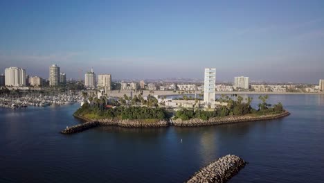 Islas-De-Astronautas-Estas-Cuatro-Islas-En-La-Costa-Tienen-Cascadas,-Luces-De-Colores,-Edificios-Elegantes,-Rodeadas-De-Palmeras-Y-Torres-Azules-Y-Blancas-Que-Recuerdan-A-Condominios-De-Gran-Altura