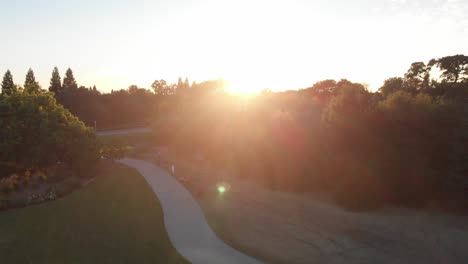 fuente de agua del campo de golf durante la puesta de sol