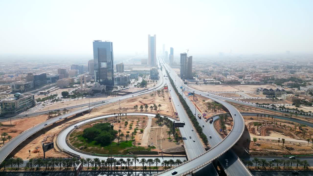 aviones no tripulados dispararon coches que conducen por la carretera construida en una ciudad en el desierto