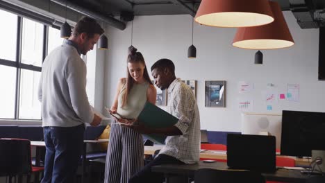 diversas personas de negocios felices discutiendo el trabajo durante una reunión en la oficina