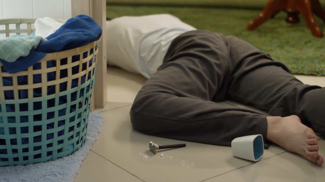 화장실 바닥에서 부상을 입은 사람