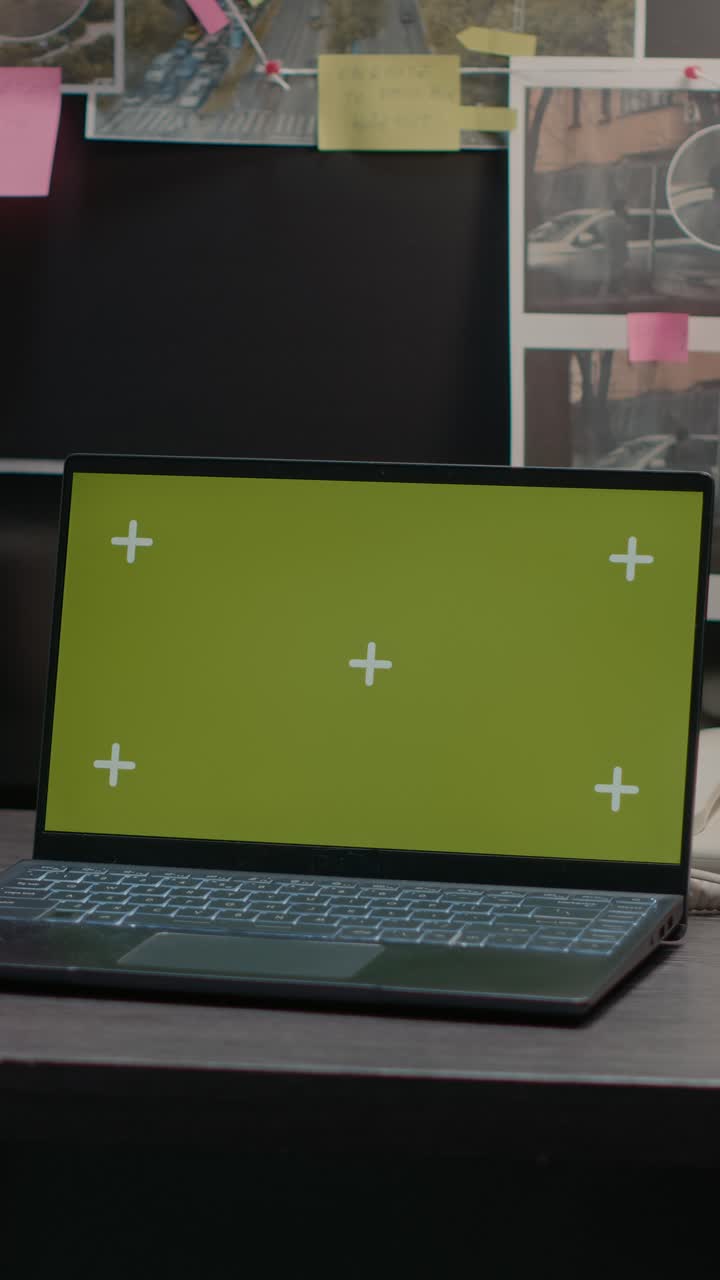 Vertikal video: Moderne bærbar computer med greenscreen placeret på et arkivskrivebord