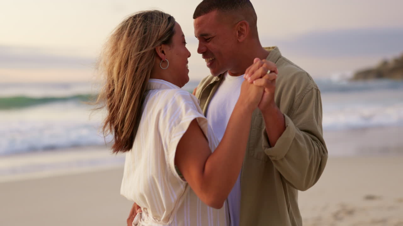 baile, amor o pareja feliz en la playa del atardecer