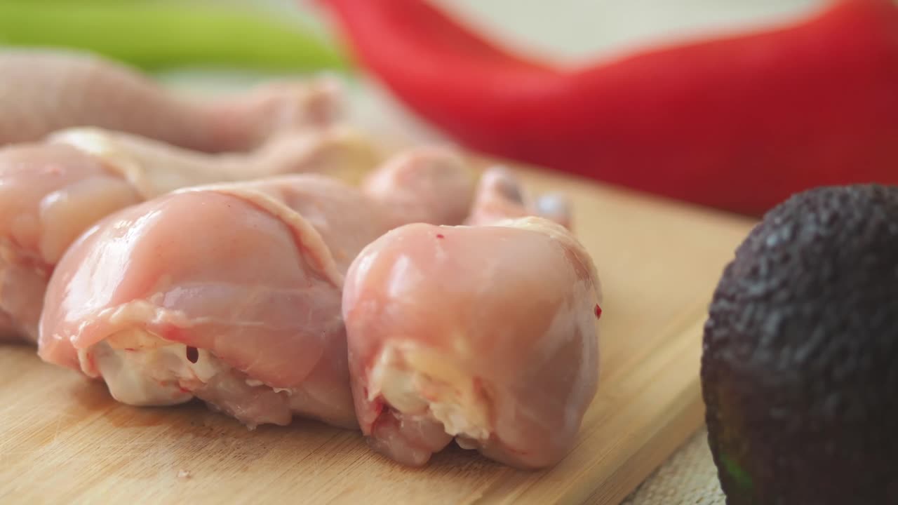 muslo de pollo crudo