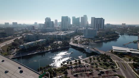 Drone-Volando-Hacia-El-área-Del-Paseo-Fluvial-Del-Centro-De-La-Bahía-De-Tampa