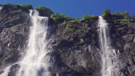 una vista impresionante de las cascadas de las siete hermanas en el fiordo de geiranger, noruega