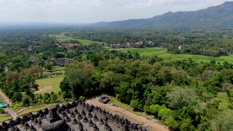 vista aérea escénica del templo vacío de borobudur, java, indonesia en un día soleado