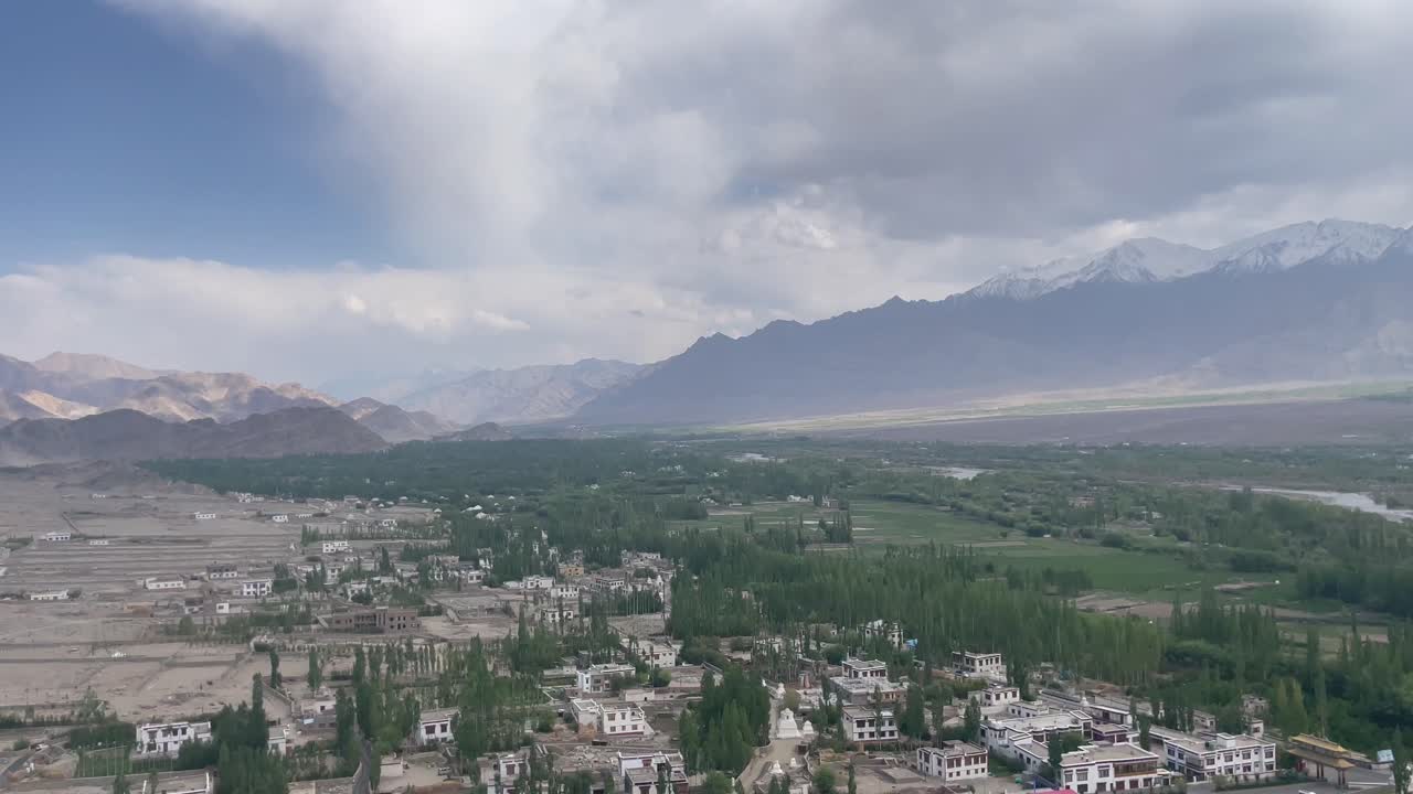 la ciudad de leh y la cordillera durante el día en ladakh, india