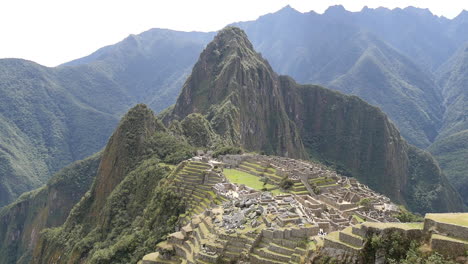 Schwenkaufnahme-Des-Wunderschönen-Machu-Picchu,-Eines-Der-7-Weltwunder
