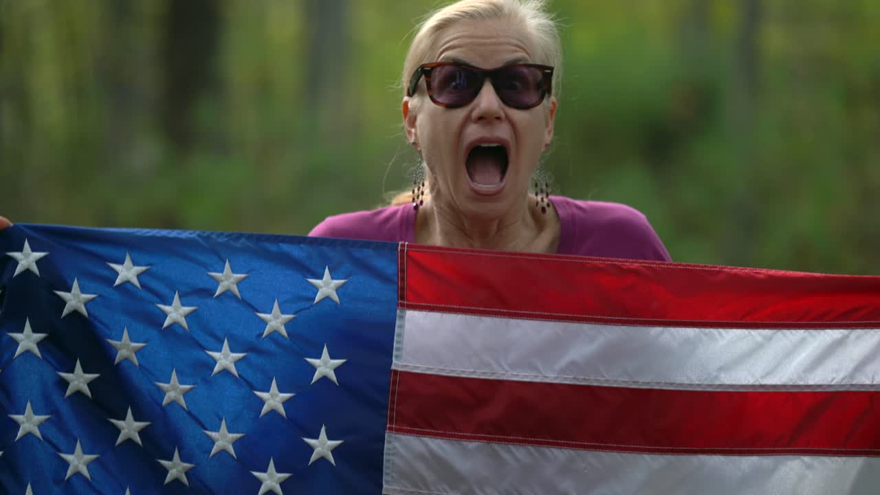 미국 발을 들고 있는 여자