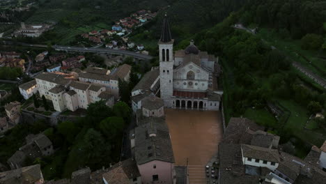 Vista-Aérea-De-La-Catedral-De-Spoleto,-Umbría,-Italia---Disparo-De-Drones