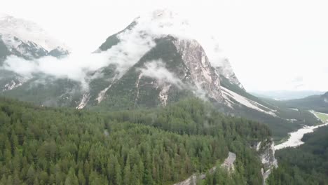 Panning-drone-shot-over-the-alps-in-south-Tyrol,-Italy