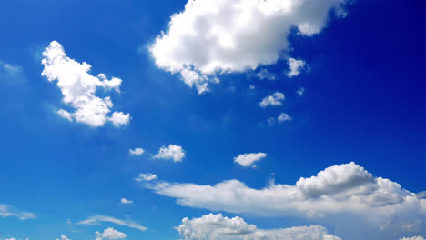 Zeitraffer-Schöne-Natur-Mit-Weißer-Wolke,-Die-Sich-Am-Blauen-Himmel-Bewegt