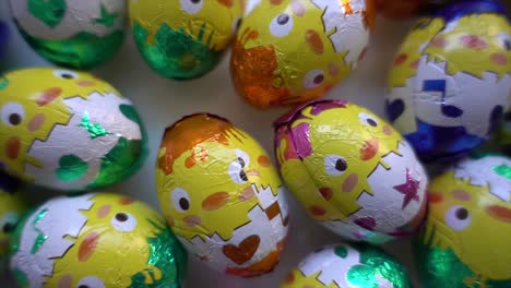 una pila de deliciosos y coloridos huevos de chocolate 05
