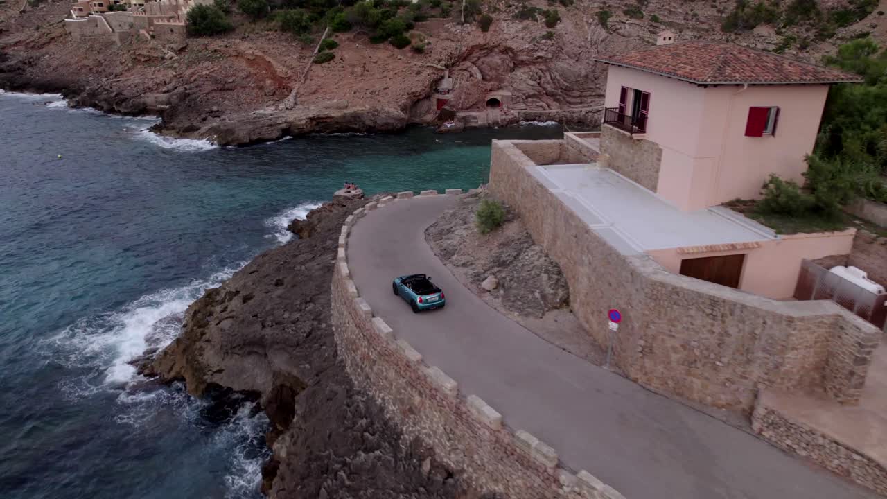 4k 드론이 차를 따라갑니다.