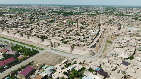 Panoramablick-Auf-Die-Altstadt-Von-Chiwa-In-Usbekistan---Drohnenaufnahme