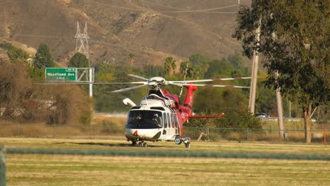 Feuerwehrhubschrauber-Landet-Im-Park