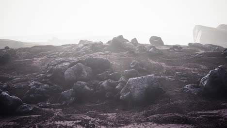piedras en la nieve en la montaña en verano