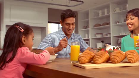 Familia-Hispana-Sonriente-Durante-La-Hora-Del-Desayuno