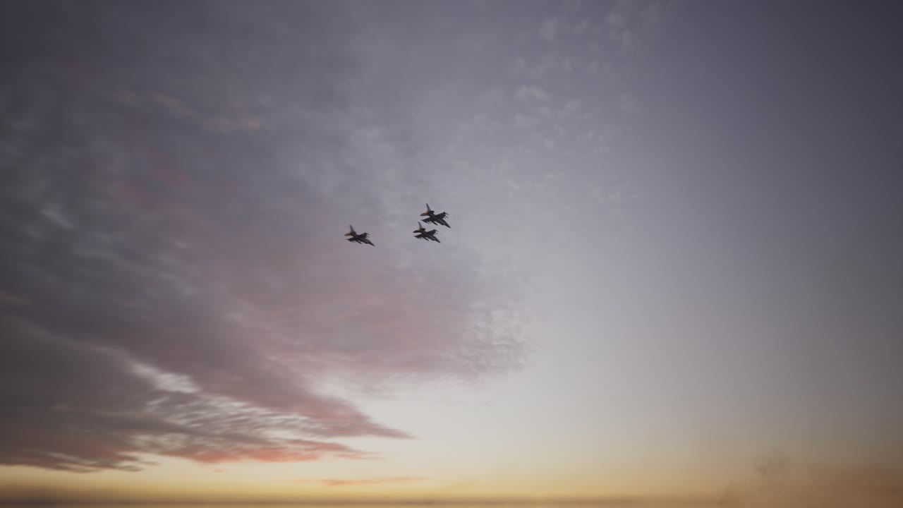 Tre jagerfly flyr i formasjon på en overskyet himmel.