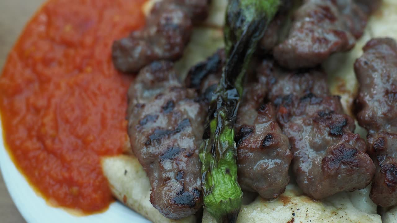 소스와 고추와 함께 긴 고기