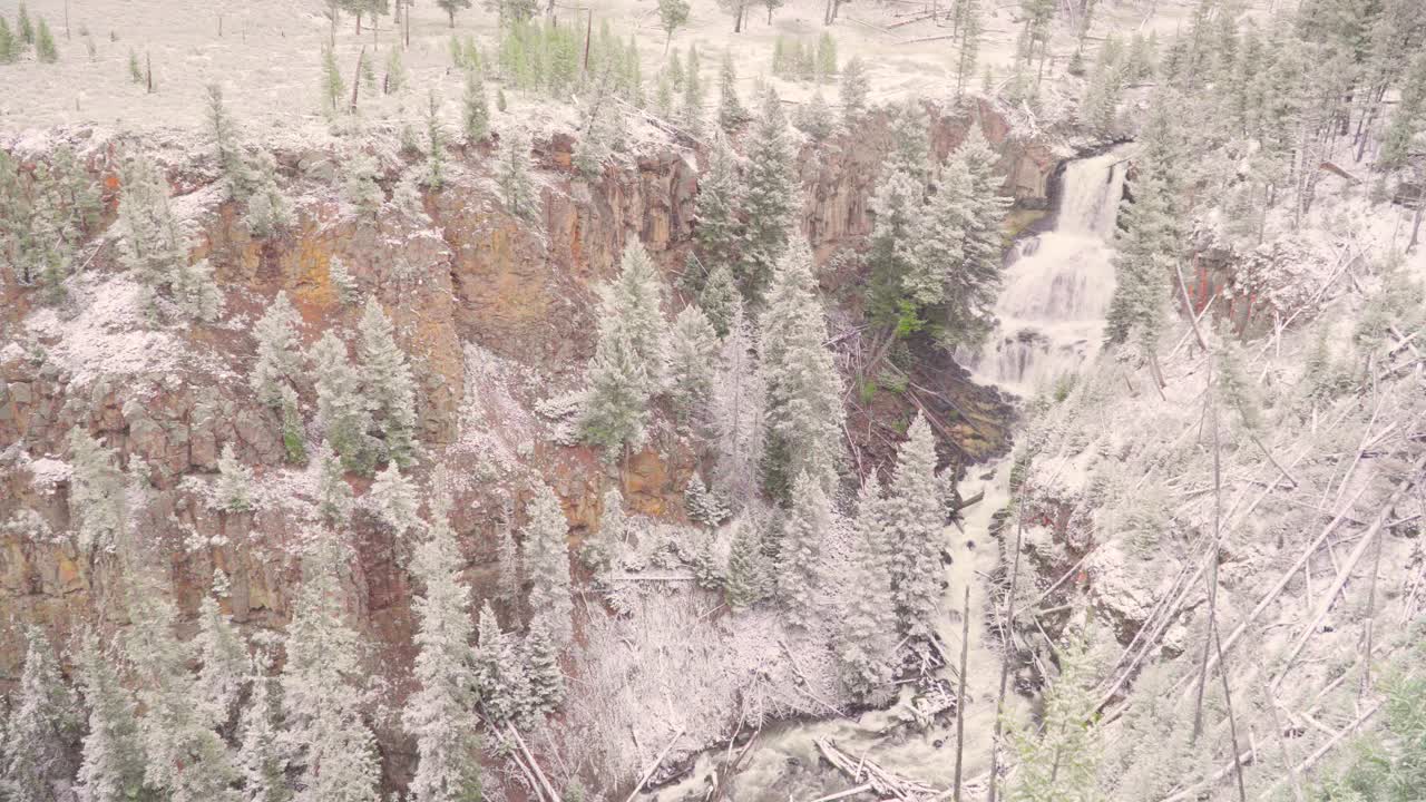 paisaje de cascadas en cascada mientras nieva en el parque nacional yellowstone en wyoming