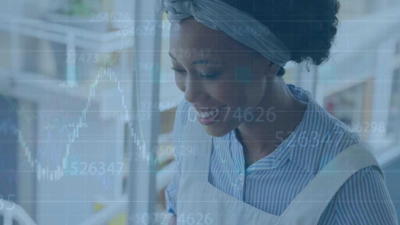 animación del procesamiento de datos financieros sobre una mujer de negocios biracial en la oficina