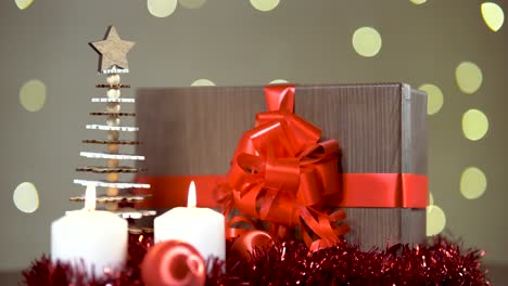 bucle cerrado de un regalo de navidad con luces de fondo