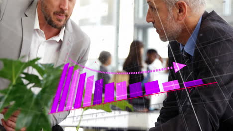 animación del procesamiento de datos financieros sobre diversas personas de negocios en la oficina