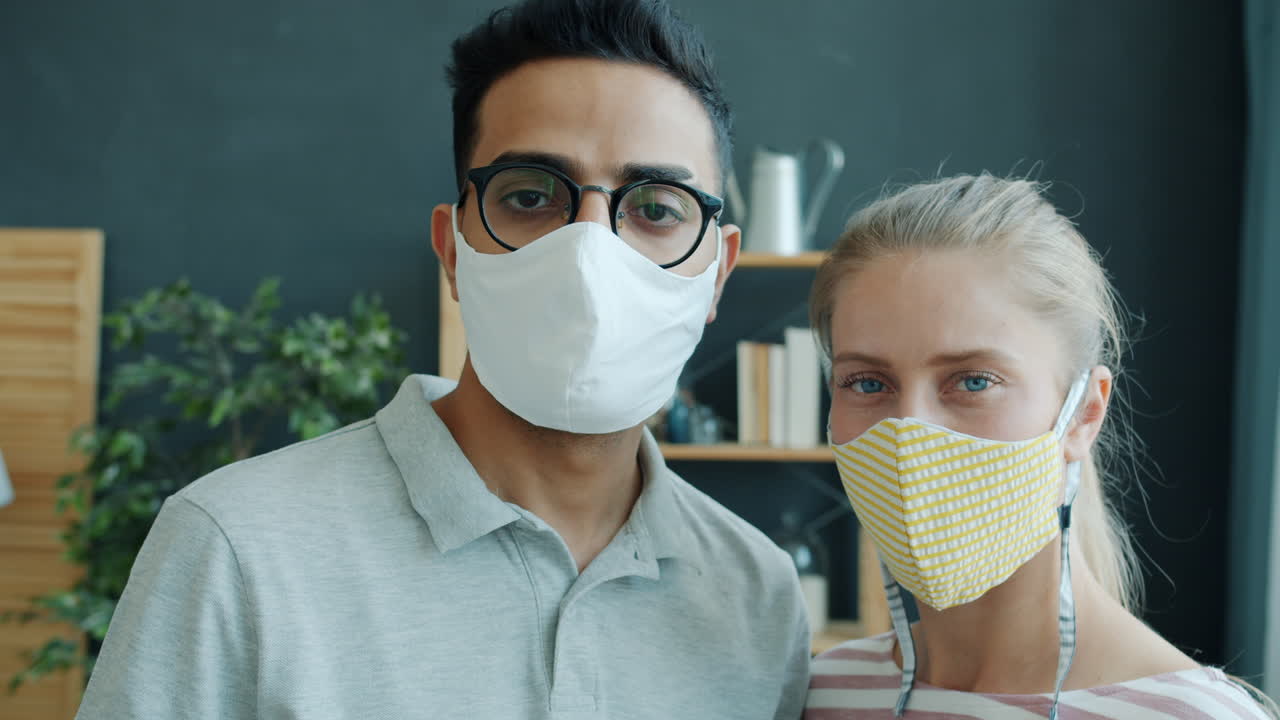 마스크를 착용한 커플