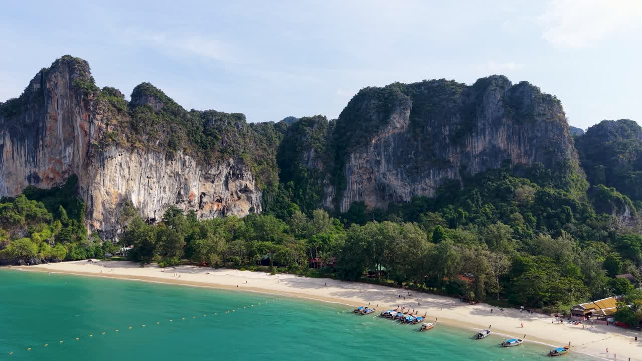 La serena bellezza di Railay Beach, Krabi, Thailandia, catturata in incredibili riprese aeree. Sabbie bianche, acque turchesi e maestose scogliere calcaree creano un paradiso pittoresco.