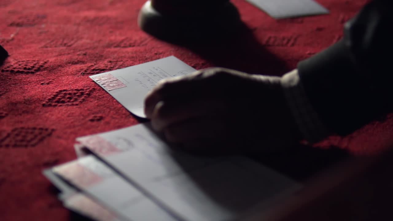 해발 1440m의 세계에서 가장 높은 우체국인 히 우체국에서 전통적인 고무 우표를 사용하여 우표를 봉인합니다.