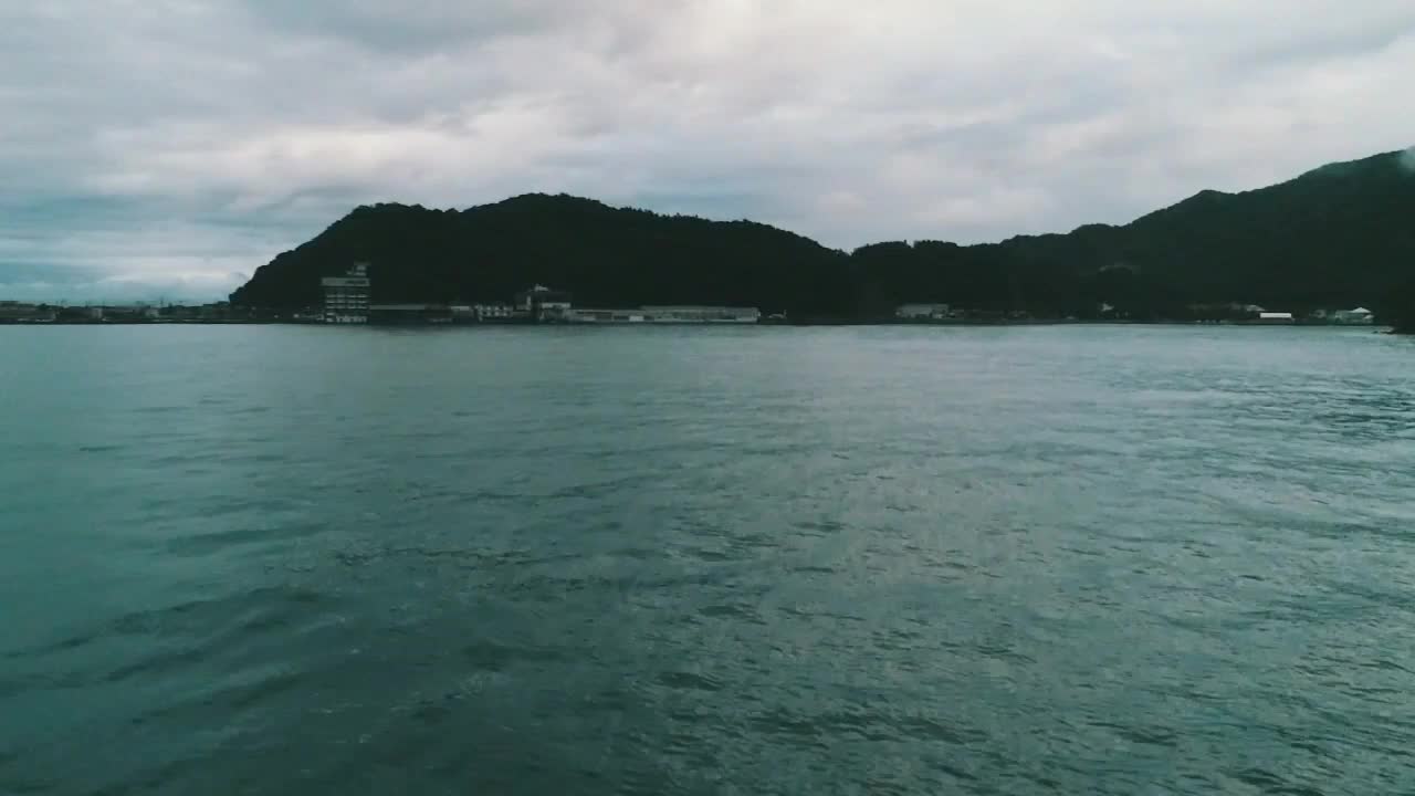 산과 바다가 있는 해안 풍경