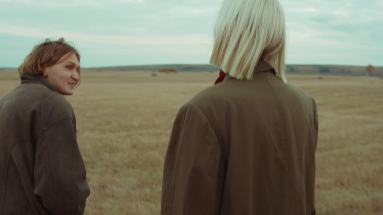 ⁇ 에서  ⁇ 고 얘기하는 커플