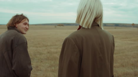 pareja caminando por el campo y hablando