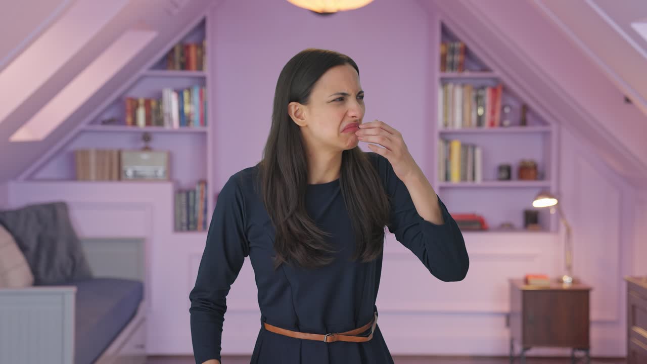 chica india perturbada por el mal olor