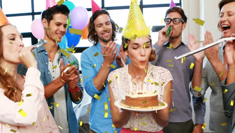 celebrando cumpleaños con pastel y sombreros de fiesta, animación de confeti sobre amigos