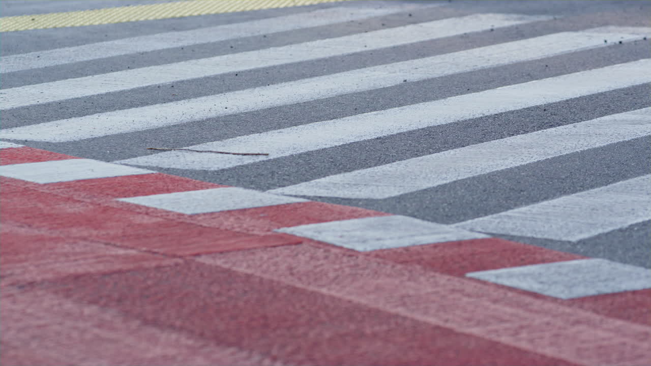 남자 자전거 타는 자전거에서 보행자 교차로를 타고 남자 다리가 바를 밀어붙인다.