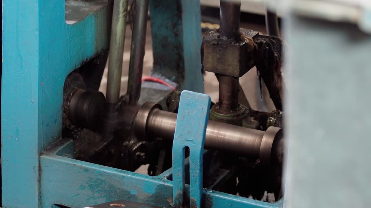 máquina industrial funcionando y conduciendo una correa